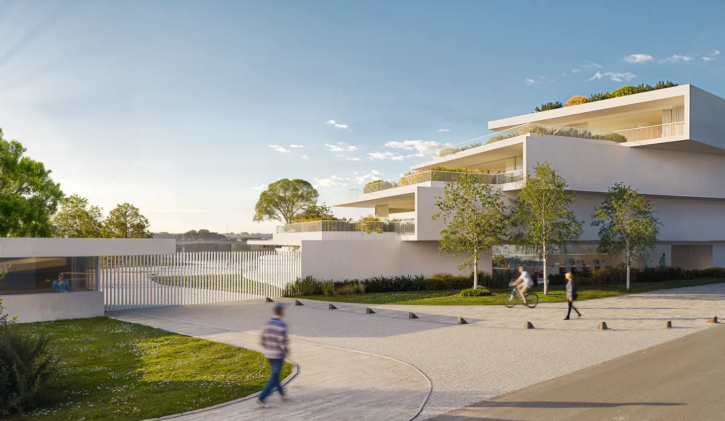 הבניינים הלבנים והמדורגים של O'RIZON LIVING, מכיוון רחבת הכניסה